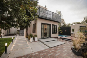 Saiba OutHouse- 4 Bed room- Pool- Theatre- PartyHall- Garden & Terrace sitting area